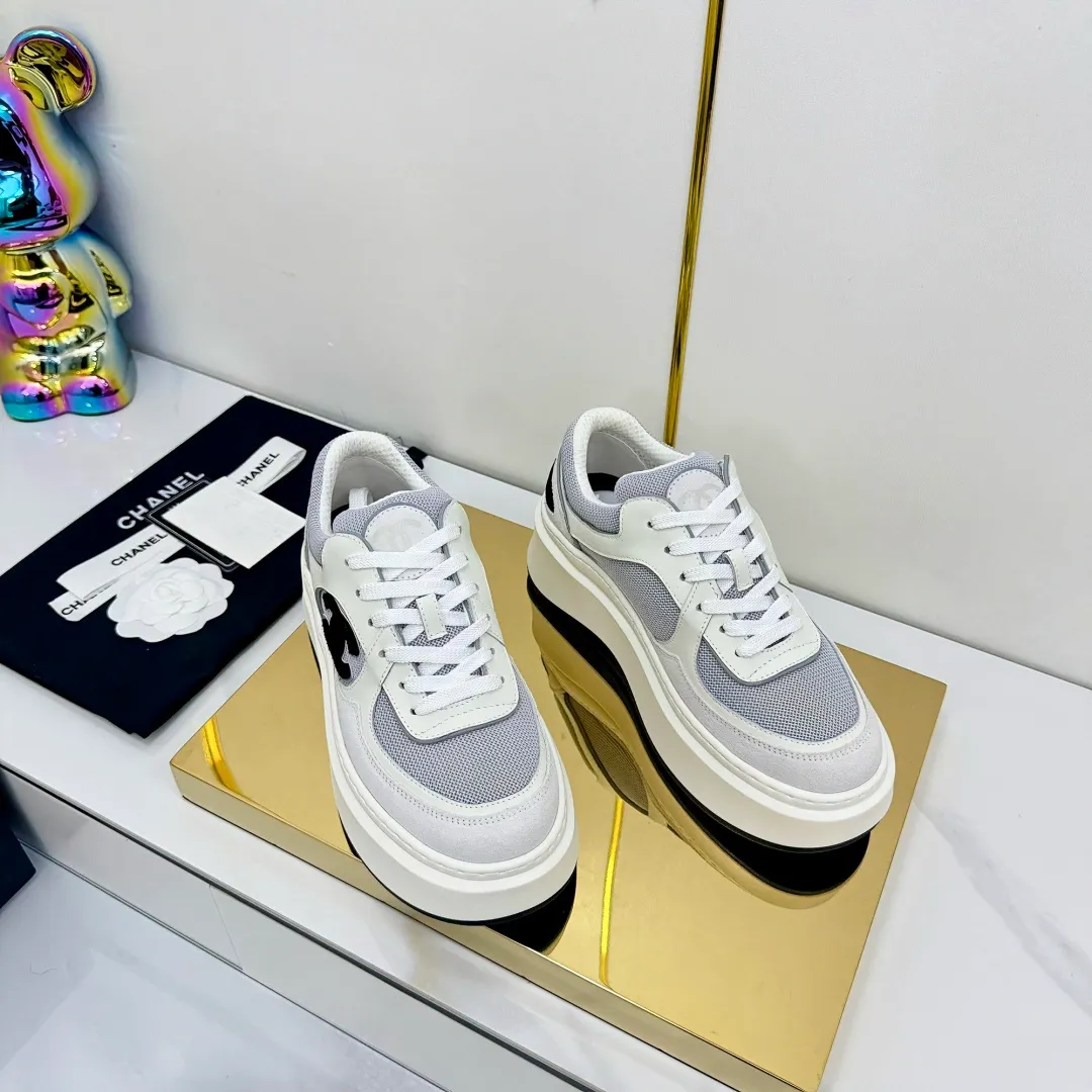 👟👟Ex-factory price 680👟👟 Upgraded version, upgraded version, upgraded version! No rebuttal accepted! ! ! ! Chanel Chanel panda shoes! 2025 counter's top casual sports shoes. This classic design; the upper is electro-embroidered with a variety of techniques; the outsole is fashionable and sporty; the unusual inclusion of a variety of color matching elements... The diversified mix and match is very good-looking and versatile, and can be used for leisure, fashion, sports, and outdoor... ꫛꫀꪝ Go➫ Materials: ❶Upper made of: original imported first-layer silk cowhide + original waterproof cloth + original first-layer cowhide ❷Inner lining: Original Yangli+Net ❸Outsole based on: Original TPU combination outsole Counter boutique packaging complete set for women 35–41 👉 👉 👉 👉 👉 👉 👉